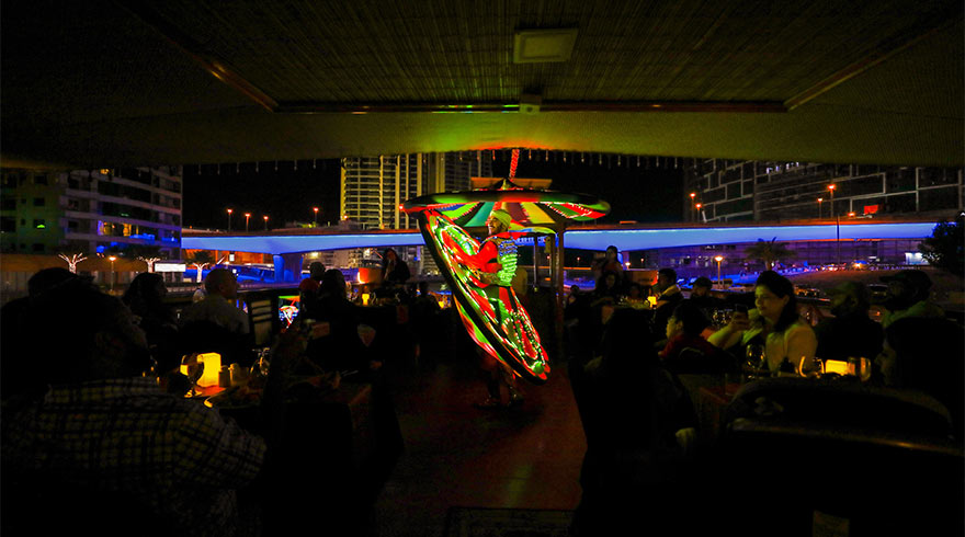 dhow cruise entertainment show